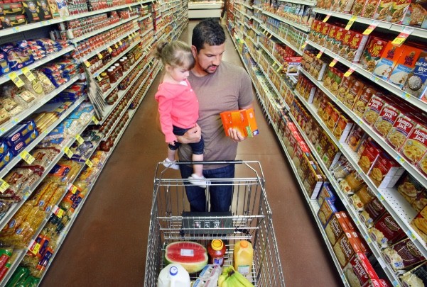 Papá haciendo el mercado con su hija