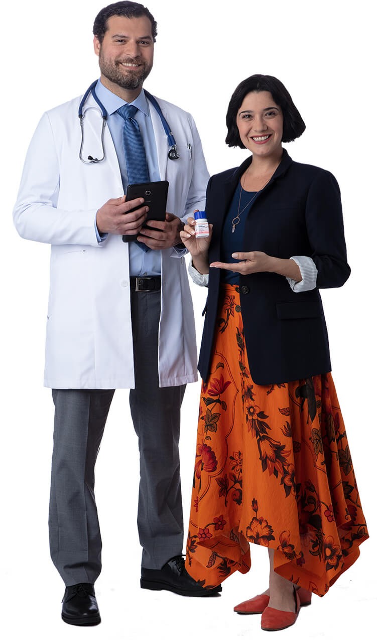 Mujer de pie sosteniendo un frasco de RYBELSUS® junto a su médico