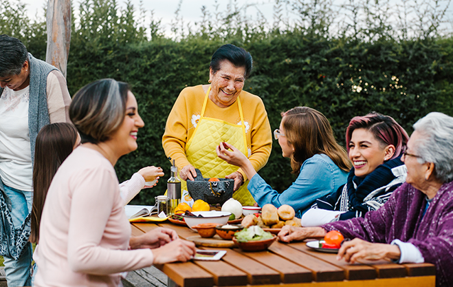 Familia hablando y sentados en escalones