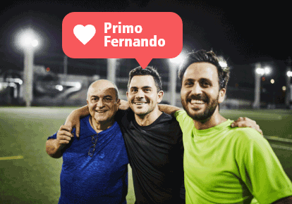 Hombres sonriendo y abrazados