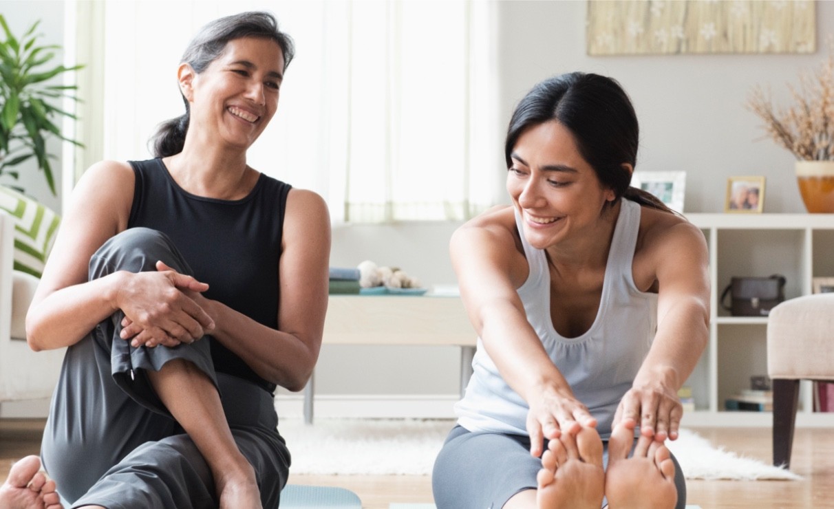 Dos mujeres haciendo ejercicios de estiramientos