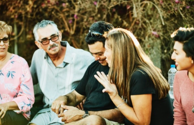 Grupo de personas sentadas y hablando